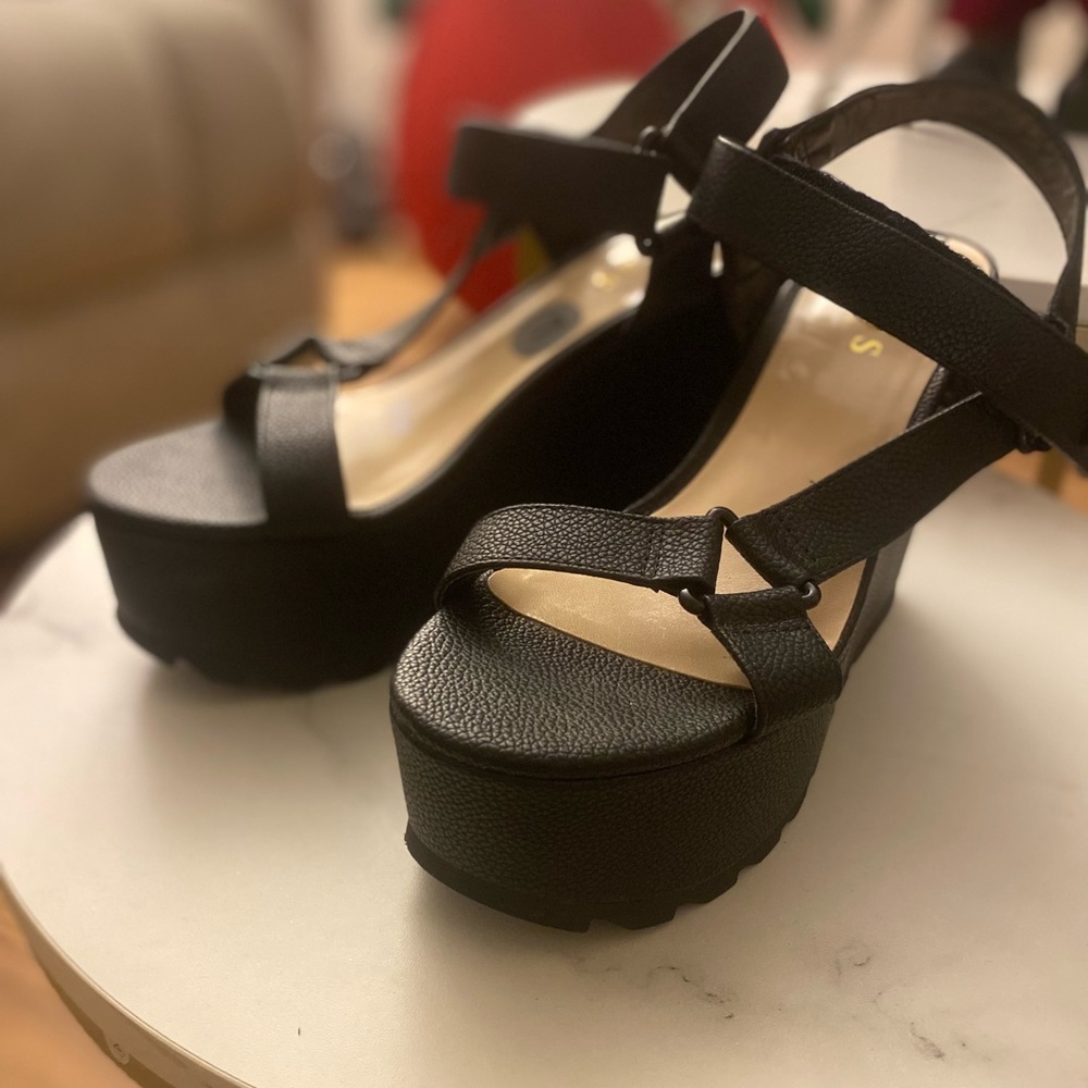BLACK GUESS HEELS